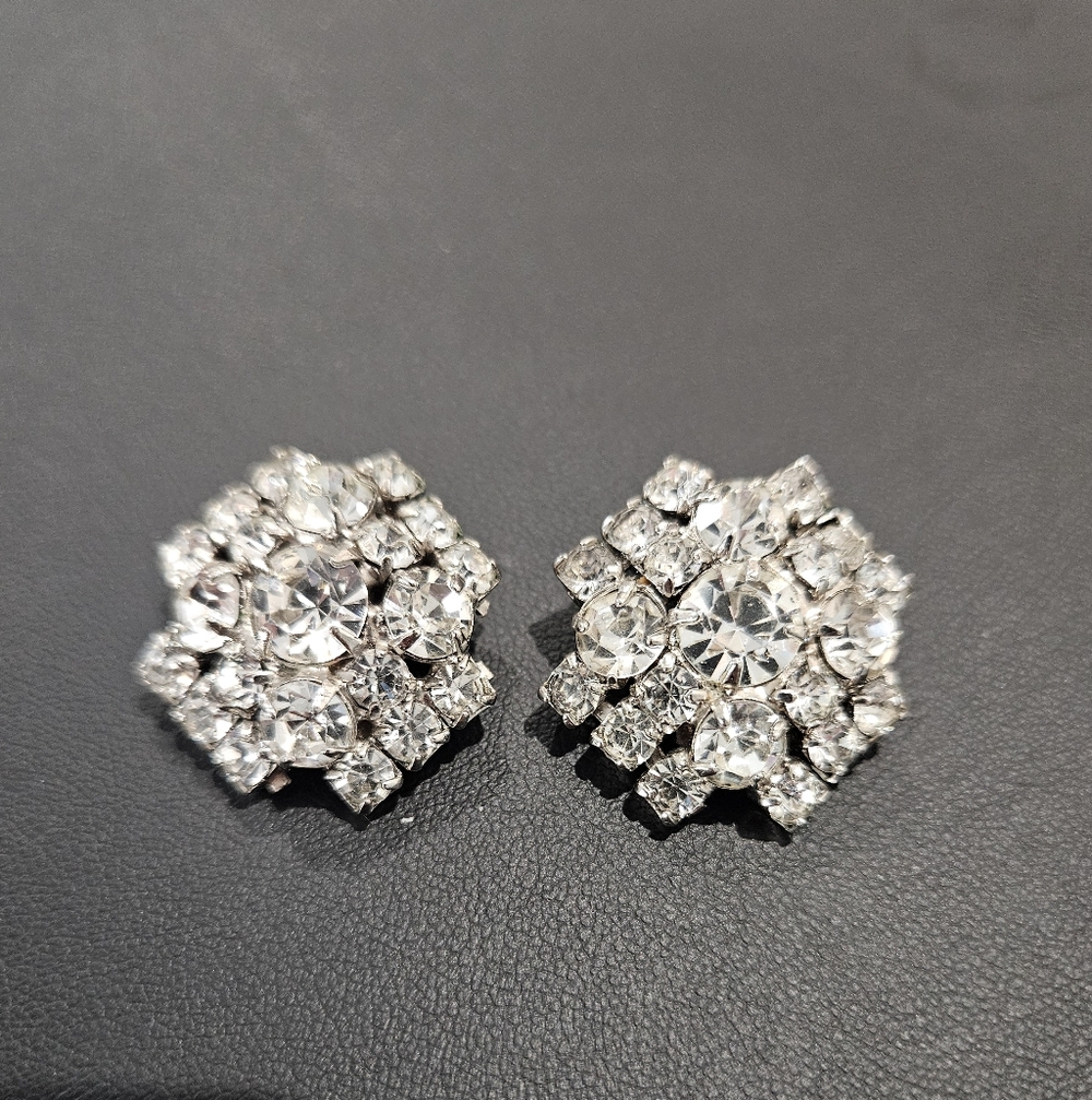 Vintage Cluster Clip Earrings - Clear Silver Tone 50s